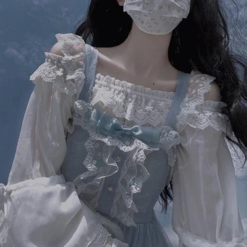 与一位女士合影